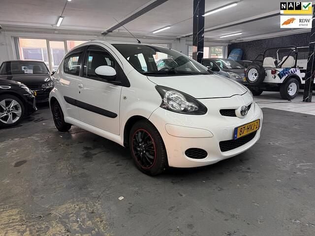 Wit Gebruikt 2009 Toyota Aygo Comfort Hatchback | € 5.150 (Eerlijke prijs) - Afbeelding 1/4