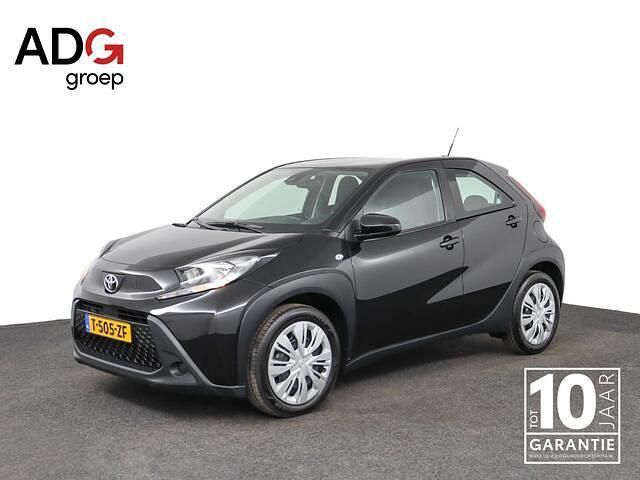 Zwart Gebruikt 2023 Toyota Aygo Play Hatchback | € 17.450 (Eerlijke prijs) - Afbeelding 1/4