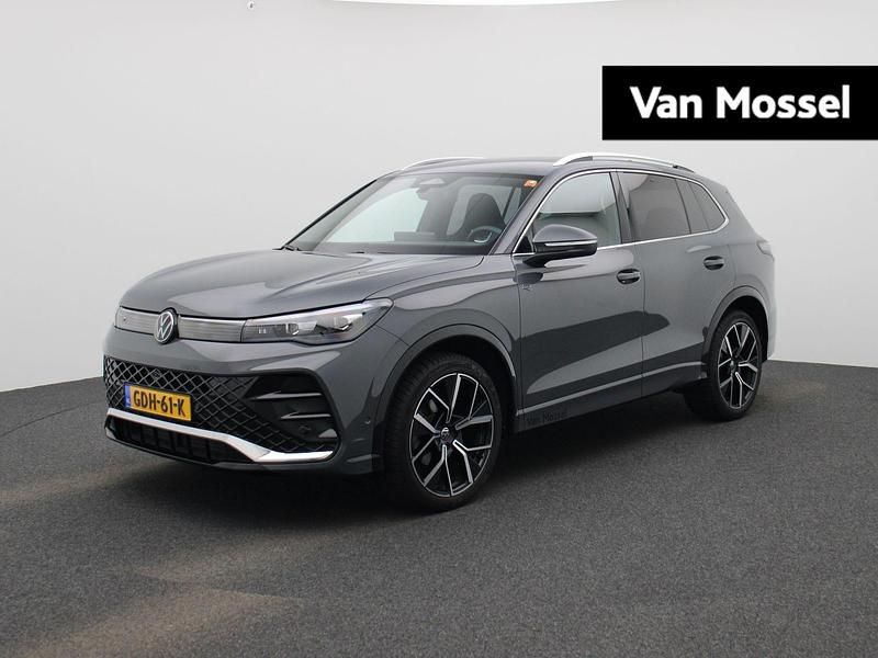 Grijs Gebruikt 2024 VW Tiguan Comfortline SUV | € 51.900 - Afbeelding 1/4