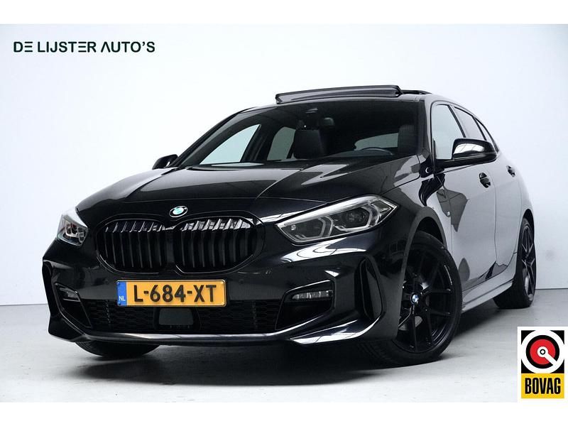 Zwart Gebruikt 2021 BMW 118 Executive Hatchback | € 27.945 (Duur) - Afbeelding 1/4