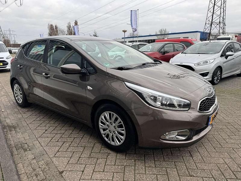 Occasion Kia Ceed Comfort 135 PK (99 kW) 2015 Bruin Hatchback