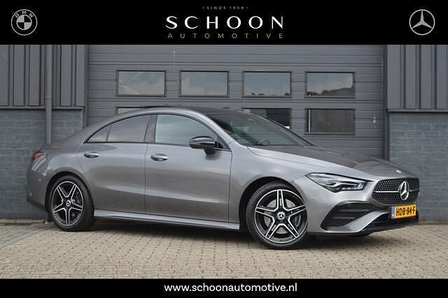 Grijs, metallic lak Gebruikt 2024 Mercedes CLA200 AMG line Sedan | € 39.950 (Eerlijke prijs) - Afbeelding 1/3