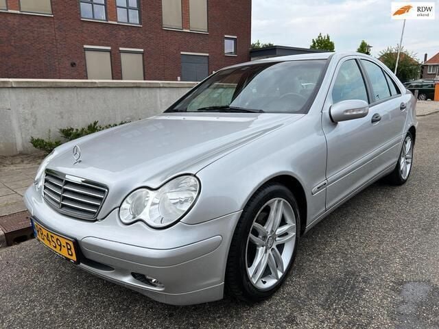 Grijs, metallic lak Gebruikt 2001 Mercedes C240 Classic Sedan | € 5.950 (Duur) - Afbeelding 1/4