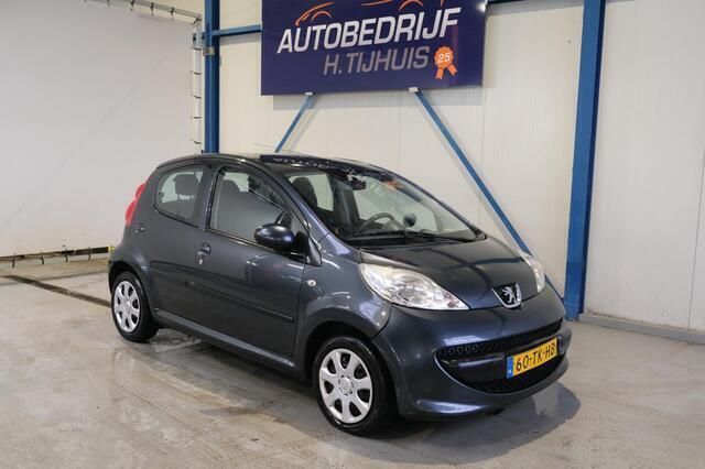 Grijs, metallic lak Gebruikt 2006 Peugeot 107 Hatchback | € 1.750 (Eerlijke prijs) - Afbeelding 1/4
