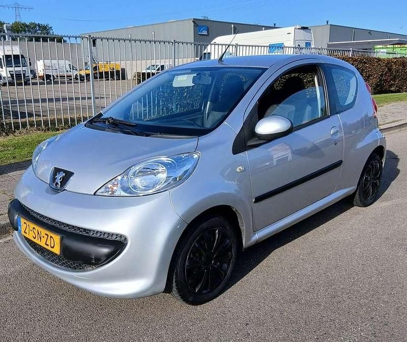 Grijs Gebruikt 2006 Peugeot 107 Hatchback | € 1.500 (Duur) - Afbeelding 1/4