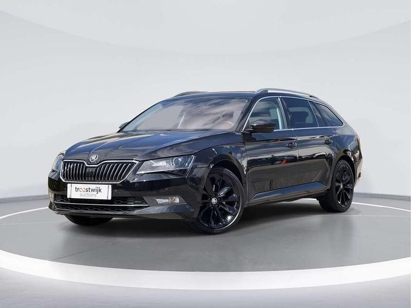 Zwart Gebruikt 2015 Skoda Superb Business Line Stationwagen | € 10.700 - Afbeelding 1/4