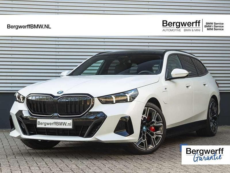 Wit Gebruikt 2025 BMW 550e M Sport Stationwagen | € 92.875 - Afbeelding 1/4