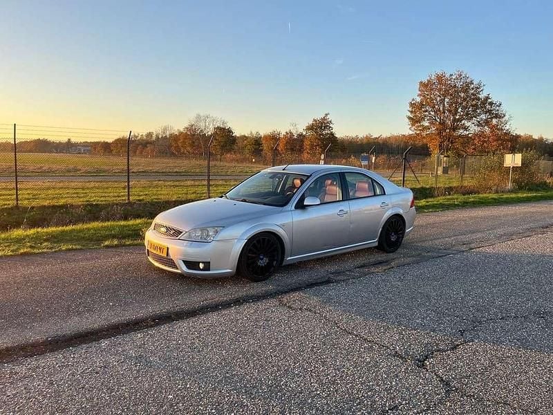 Occasion Ford Mondeo ST 226 PK (166 kW) 2005 Grijs Hatchback
