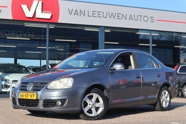 Grijs, metallic lak Gebruikt 2007 VW Jetta Comfortline Sedan | € 2.448 (Eerlijke prijs) - Afbeelding 1/4