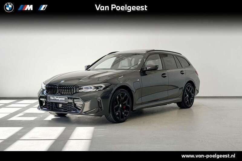 Grijs Nieuw 2025 BMW 330e M Sport Stationwagen | € 77.085 (Duur) - Afbeelding 1/4