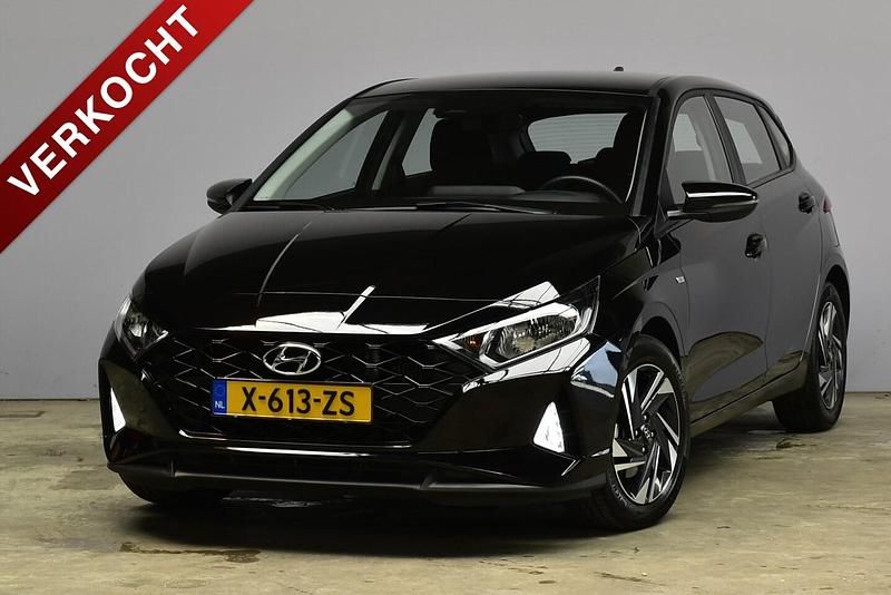 Zwart (parellak) Occasion 2024 Hyundai i20 Comfort Hatchback | € 17.940 (Goede deal) - Afbeelding 1/4