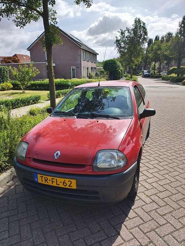 Rood Gebruikt 1998 Renault Clio II Hatchback | € 750 (Iets duurder) - Afbeelding 1/4