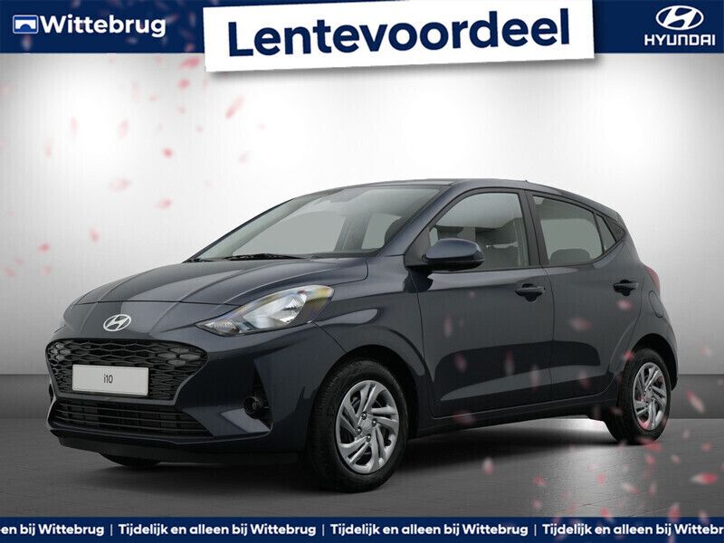 Grijs, metallic lak Nieuw 2024 Hyundai i10 Premium Hatchback | € 20.425 (Eerlijke prijs) - Afbeelding 1/3