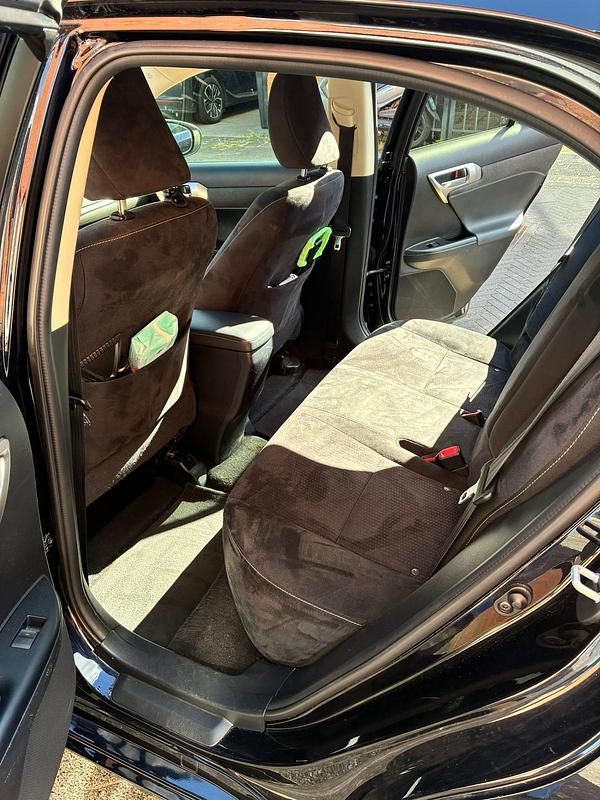 Zwart (metallic) Gebruikt 2015 Lexus CT200h Luxury Line Hatchback | € 12.900 - Afbeelding 1/4