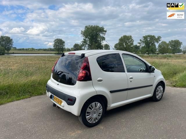 Wit Gebruikt 2013 Peugeot 107 Active Hatchback | € 2.750 (Eerlijke prijs) - Afbeelding 1/4