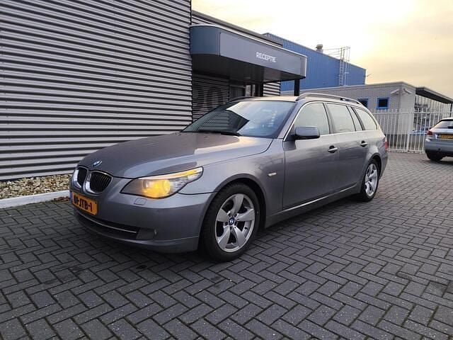 Grijs Gebruikt 2009 BMW 520 Stationwagen | € 4.250 (Iets duurder) - Afbeelding 1/4
