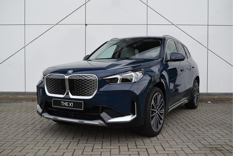 Blauw Nieuw 2025 BMW iX1 Comfort Edition SUV | € 64.100 (Iets duurder) - Afbeelding 1/4