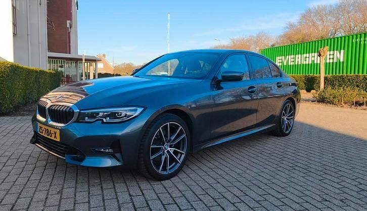Grijs (metallic) Occasion 2019 BMW 320 Executive Sedan | € 27.495 (Eerlijke prijs) - Afbeelding 1/4