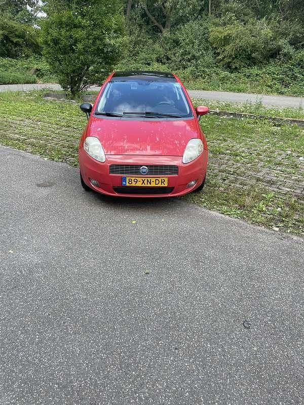 Rood Gebruikt 2007 Fiat Punto Hatchback | € 1.800 (Iets duurder) - Afbeelding 1/4