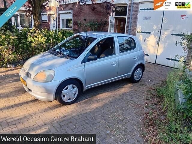 Grijs Gebruikt 2002 Toyota Yaris Sol Hatchback | € 1.495 (Eerlijke prijs) - Afbeelding 1/4