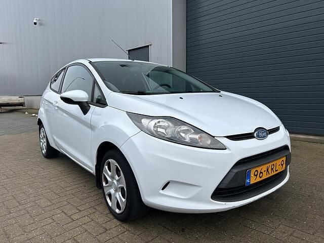 Wit Occasion 2010 Ford Fiesta Trend Hatchback | € 3.499 (Goede deal) - Afbeelding 1/4
