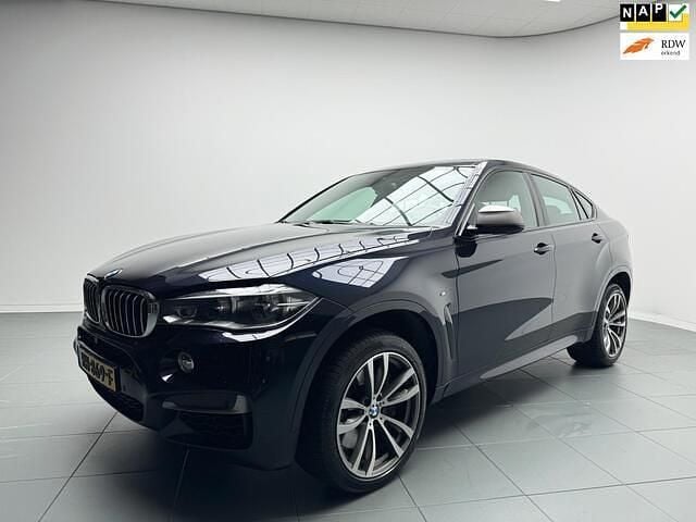 Zwart (metallic) Gebruikt 2015 BMW X6 M50 SUV | € 22.950 (Goede deal) - Afbeelding 1/4