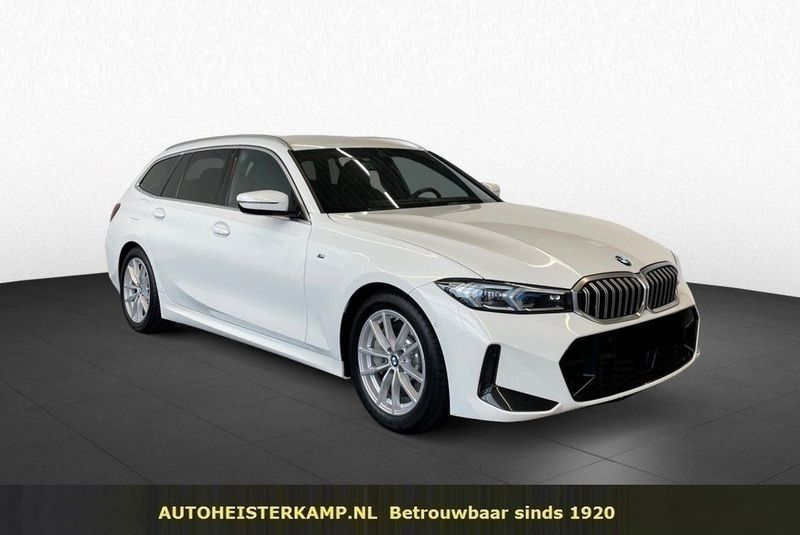 Wit Gebruikt 2023 BMW 330 M Sport Stationwagen | € 59.950 - Afbeelding 1/4