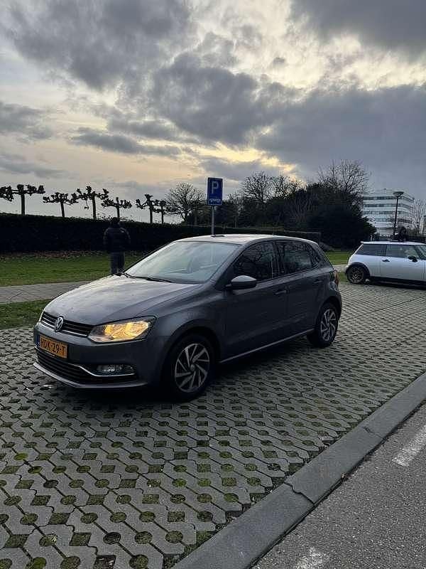 Grijs Gebruikt 2017 VW Polo Hatchback | € 9.800 (Goede deal) - Afbeelding 1/4