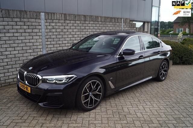 Zwart Gebruikt 2023 BMW 520 M Sport Sedan | € 45.850 (Goede deal) - Afbeelding 1/4