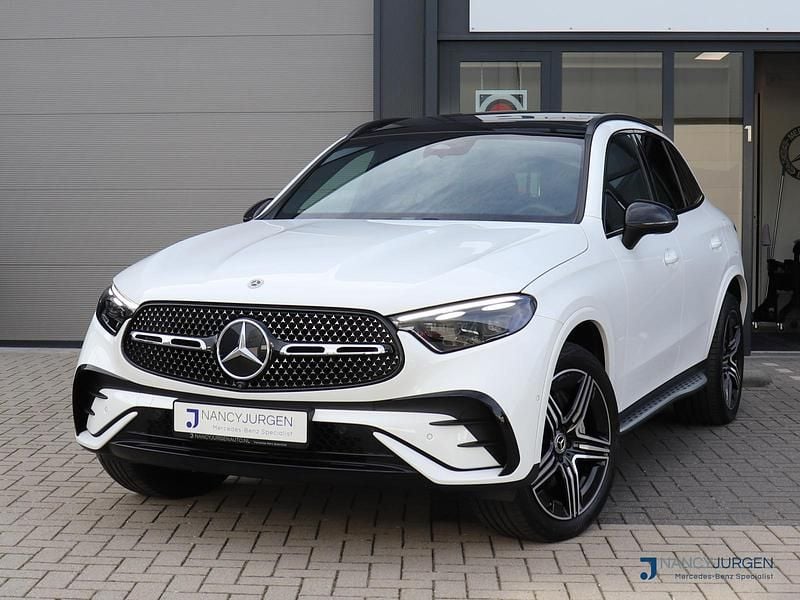 Wit Gebruikt 2024 Mercedes GLC300e AMG SUV | € 69.850 (Eerlijke prijs) - Afbeelding 1/4