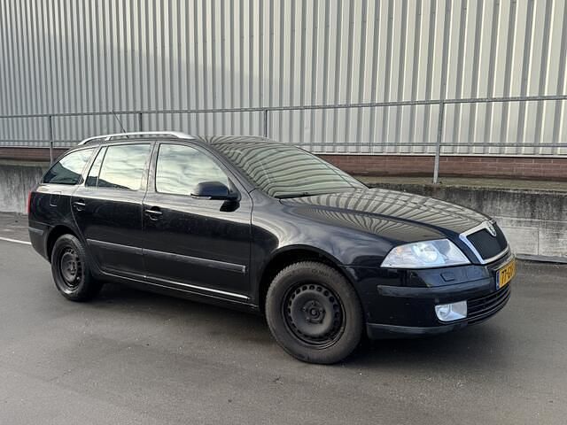 Zwart (metallic) Occasion 2008 Skoda Octavia Elegance Stationwagen | € 1.499 (Eerlijke prijs) - Afbeelding 1/4
