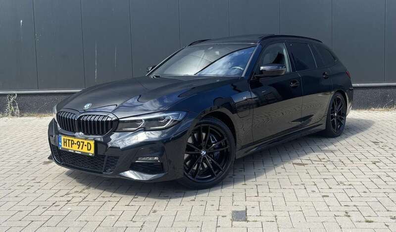 Zwart Gebruikt 2022 BMW 330e Stationwagen | € 41.950 (Iets duurder) - Afbeelding 1/4