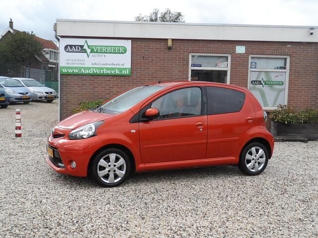 Oranje Gebruikt 2013 Toyota Aygo Hatchback | € 2.450 (Eerlijke prijs) - Afbeelding 1/4