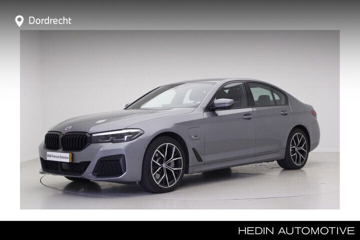 Grijs Gebruikt 2023 BMW 530e M Sport Sedan | € 49.895 (Eerlijke prijs) - Afbeelding 1/3