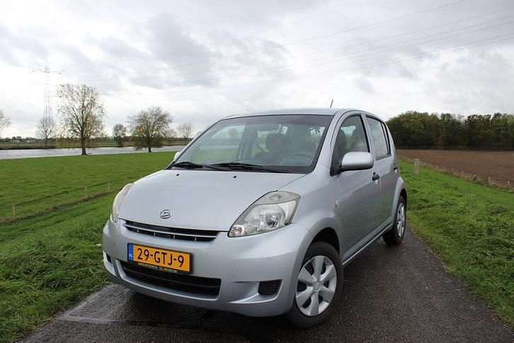 Grijs Gebruikt 2008 Daihatsu Sirion Hatchback | € 5.555 (Duur) - Afbeelding 1/4