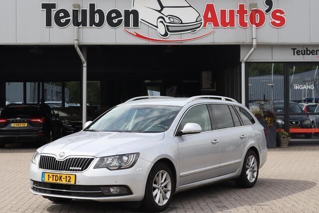 Grijs, metallic lak Gebruikt 2014 Skoda Superb Stationwagen | € 6.685 - Afbeelding 1/4