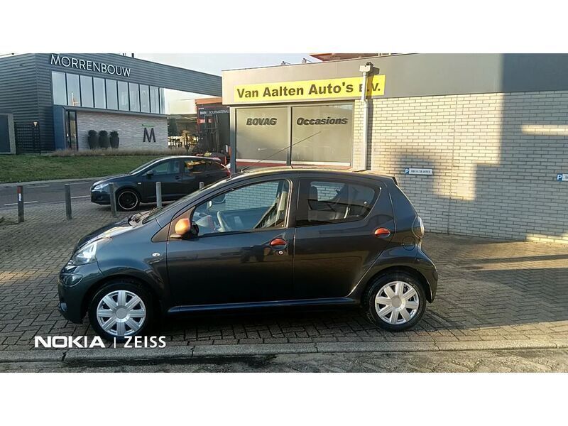 Grijs, metallic lak Occasion 2012 Toyota Aygo Comfort Hatchback | € 4.950 (Duur) - Afbeelding 1/4