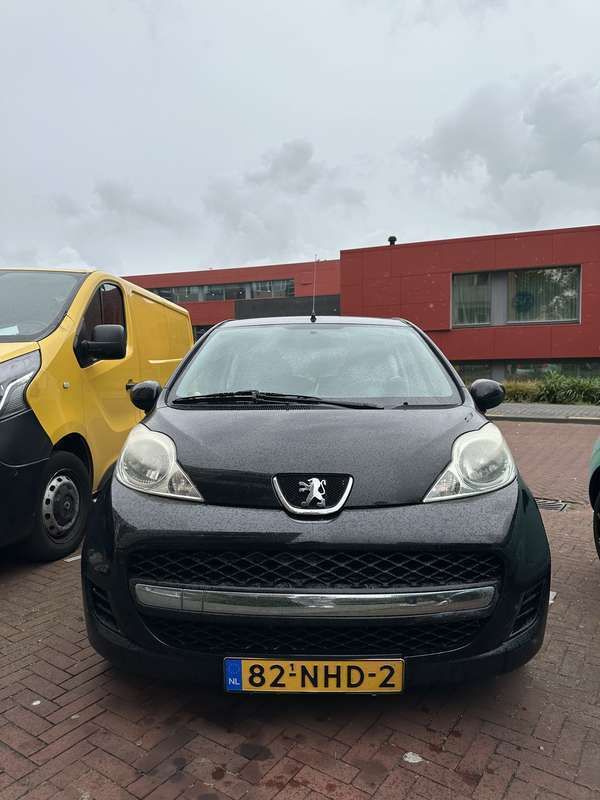 Zwart Gebruikt 2010 Peugeot 107 Hatchback | € 2.425 (Eerlijke prijs) - Afbeelding 1/4