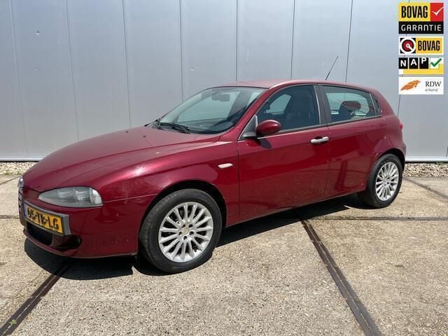 Rood Gebruikt 2006 Alfa Romeo 147 Hatchback | € 3.750 (Eerlijke prijs) - Afbeelding 1/4