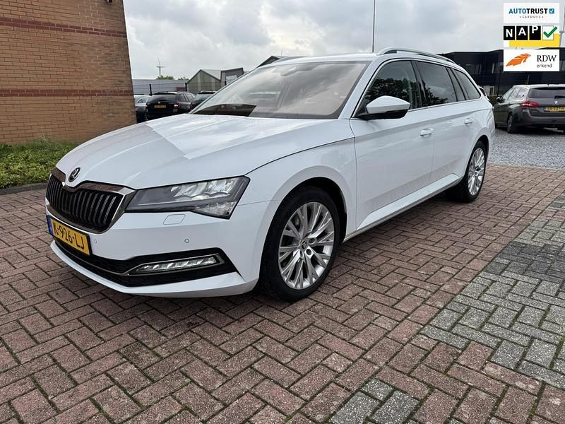 Wit Gebruikt 2021 Skoda Superb Business Line Stationwagen | € 16.950 (Super prijs) - Afbeelding 1/4