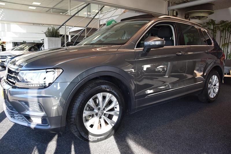 Grijs Gebruikt 2019 VW Tiguan Comfortline SUV | € 22.845 (Eerlijke prijs) - Afbeelding 1/4