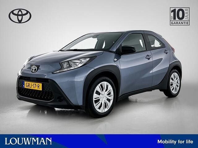 Grijs Gebruikt 2024 Toyota Aygo Play Hatchback | € 17.945 (Eerlijke prijs) - Afbeelding 1/3