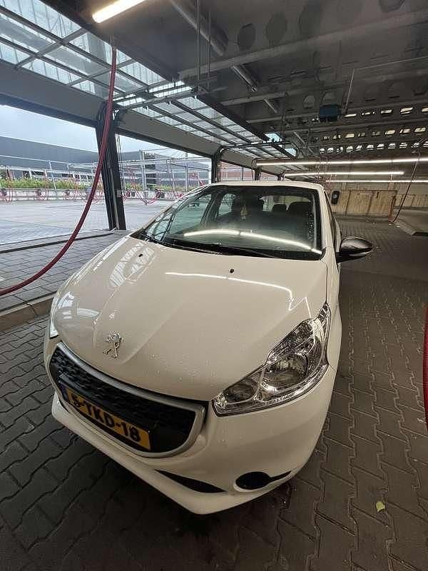 Wit Gebruikt 2014 Peugeot 208 Access Hatchback | € 2.000 (Super prijs) - Afbeelding 1/4