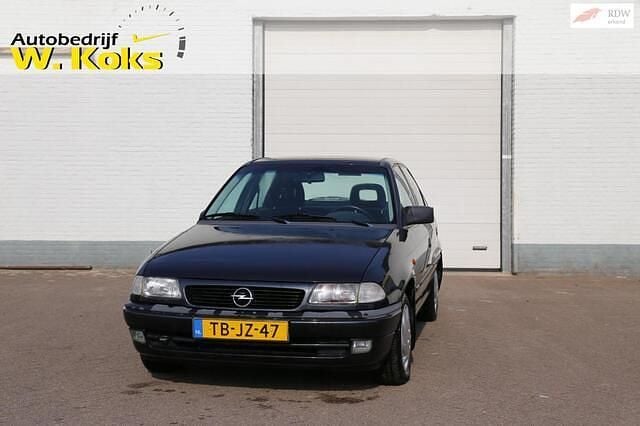 Zwart Gebruikt 1998 Opel Astra Edition Hatchback | € 750 (Super prijs) - Afbeelding 1/4