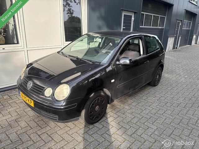 Zwart Occasion 2004 VW Polo Hatchback | € 1.349 (Eerlijke prijs) - Afbeelding 1/4