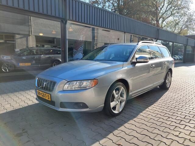 Grijs, metallic lak Gebruikt 2008 Volvo V70 Momentum Stationwagen | € 9.944 (Eerlijke prijs) - Afbeelding 1/4