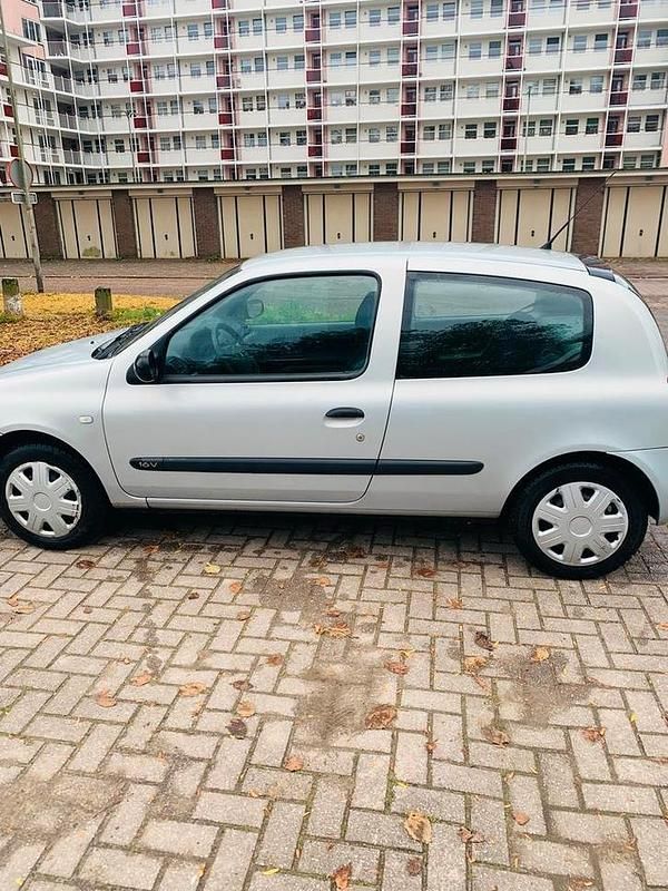 Gebruikt 2002 Renault Clio II | € 1.200 (Eerlijke prijs) - Afbeelding 1/4