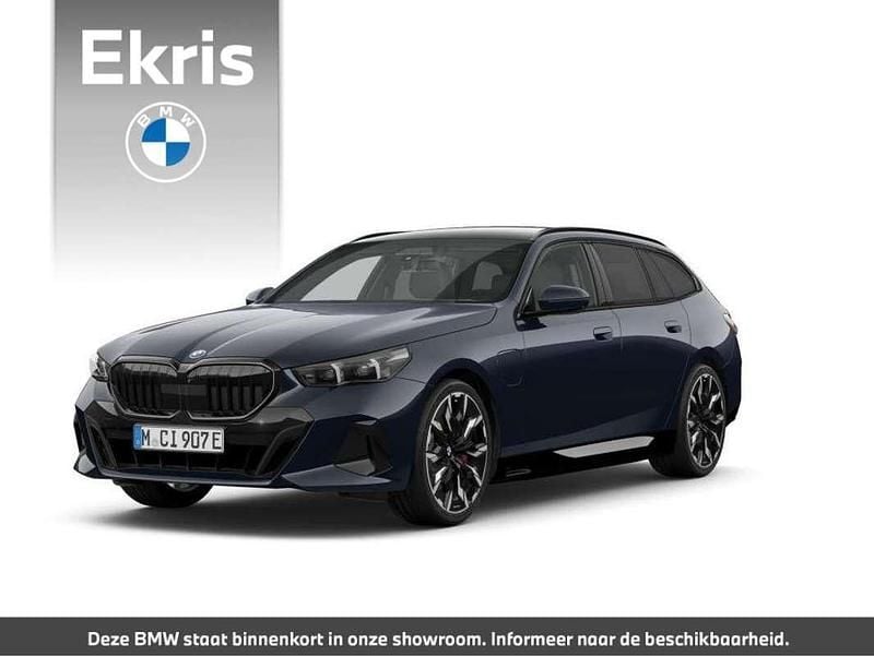 Zwart Nieuw 2025 BMW 550e M Sport Stationwagen | € 111.547 (Eerlijke prijs) - Afbeelding 1/4
