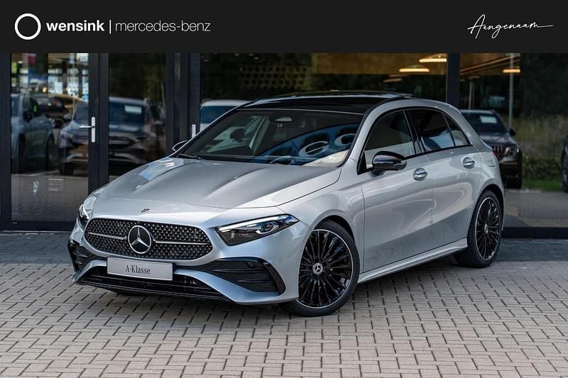 Zilver, metallic lak Nieuw 2025 Mercedes A180 Business Hatchback | € 47.323 (Eerlijke prijs) - Afbeelding 1/4