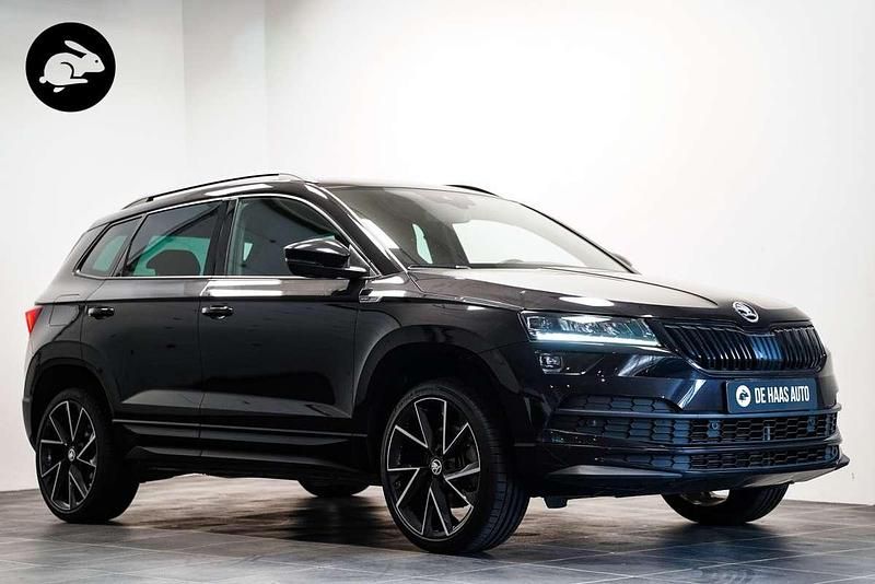 Zwart Gebruikt 2021 Skoda Karoq SportLine SUV | € 27.900 (Goede deal) - Afbeelding 1/4